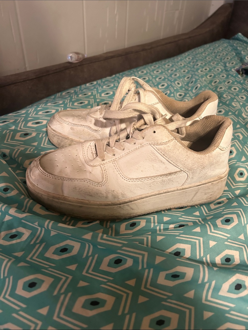 Men's White Low-Top Casual Sneakers
